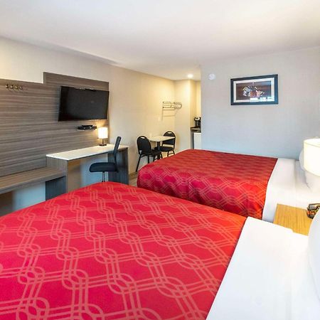 פינצ'ר קריק Econo Lodge Inn & Suites מראה חיצוני תמונה