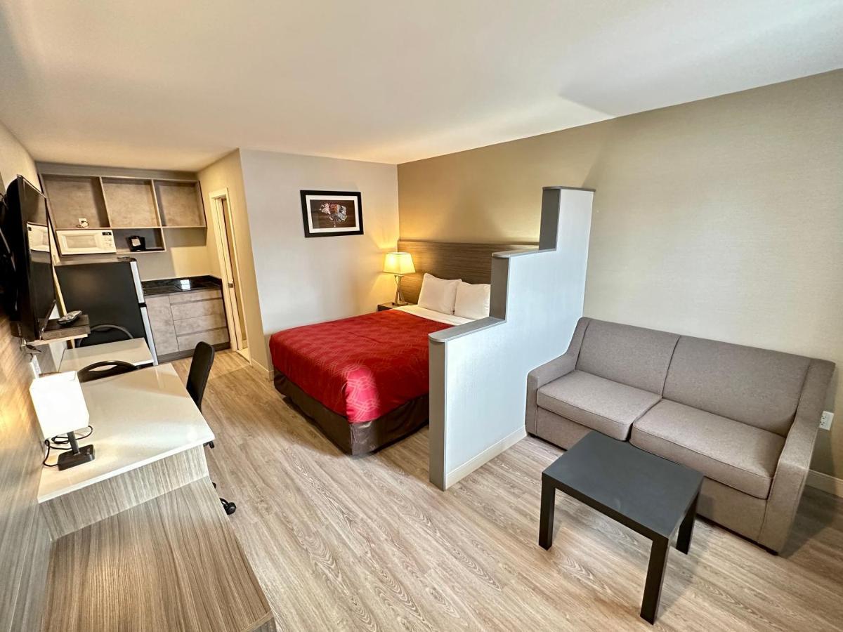 פינצ'ר קריק Econo Lodge Inn & Suites מראה חיצוני תמונה