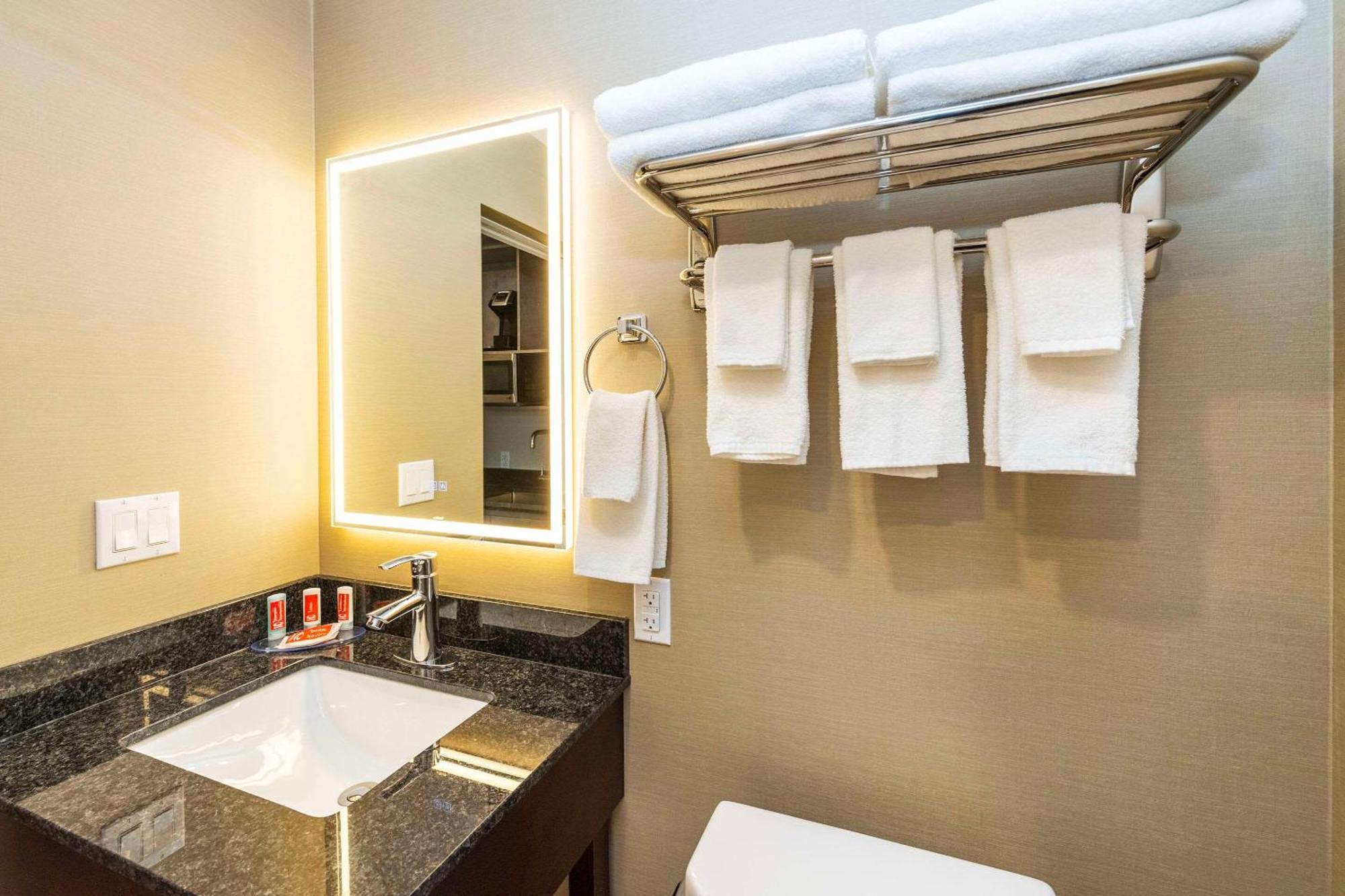 פינצ'ר קריק Econo Lodge Inn & Suites מראה חיצוני תמונה