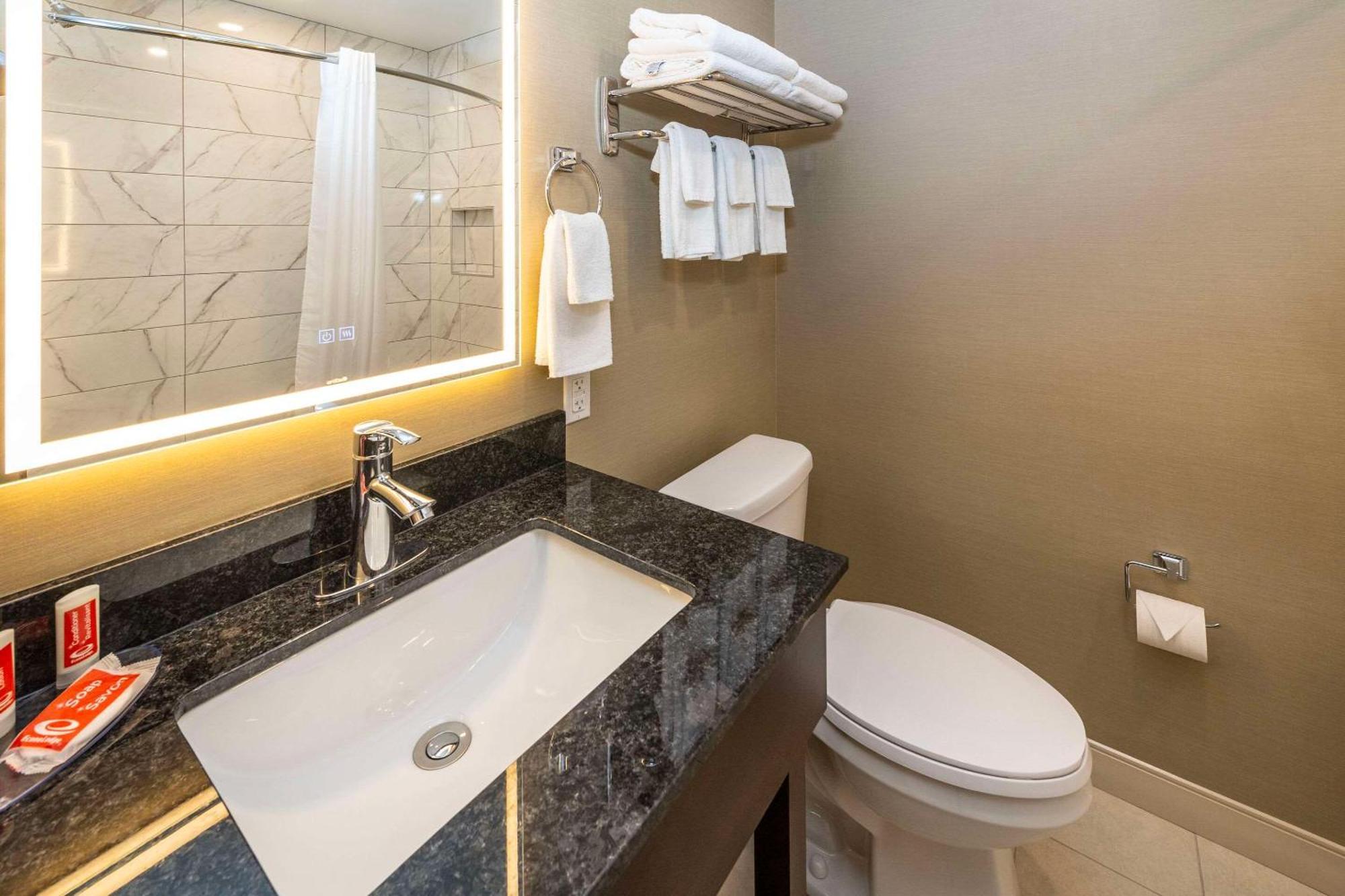 פינצ'ר קריק Econo Lodge Inn & Suites מראה חיצוני תמונה