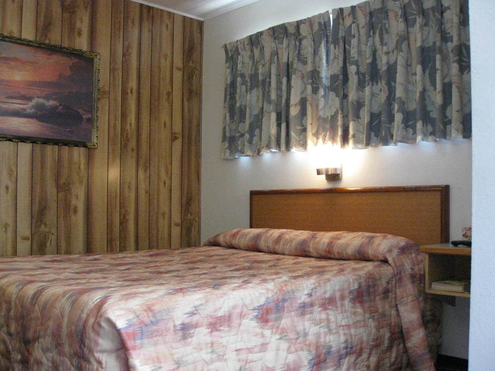 פינצ'ר קריק Econo Lodge Inn & Suites מראה חיצוני תמונה